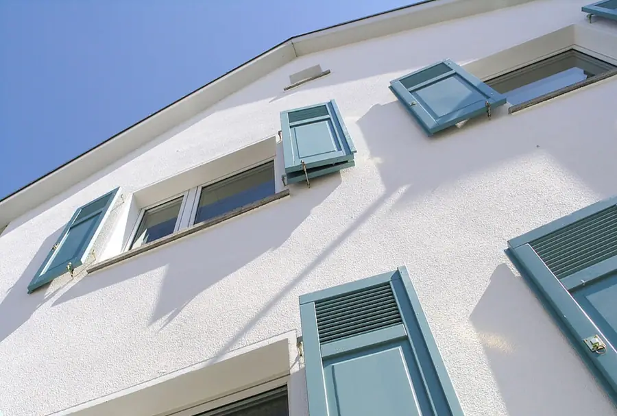 Helle, frisch gestrichene Fassade eines Wohnhauses