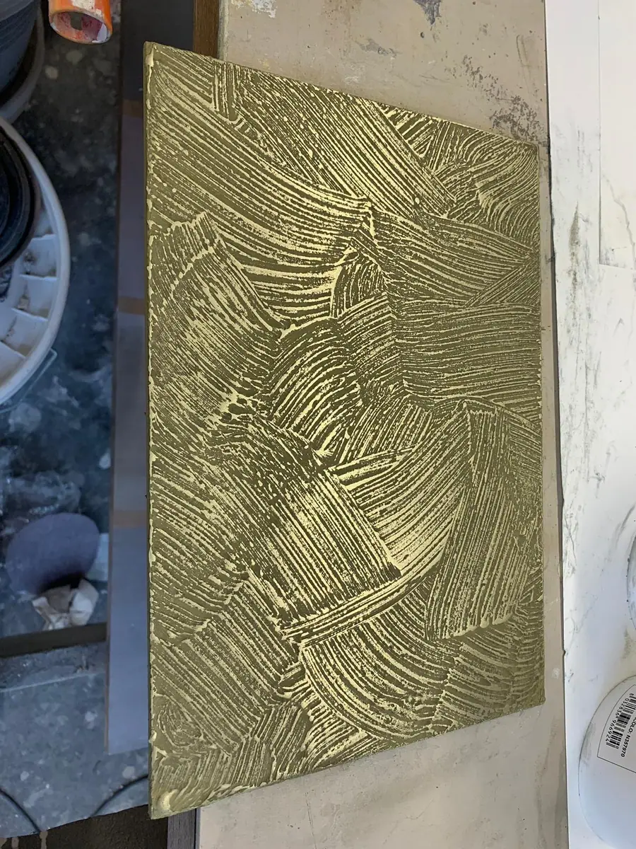 Musterplatte mit goldgrüner Spachtelmasse und Kellenstruktur