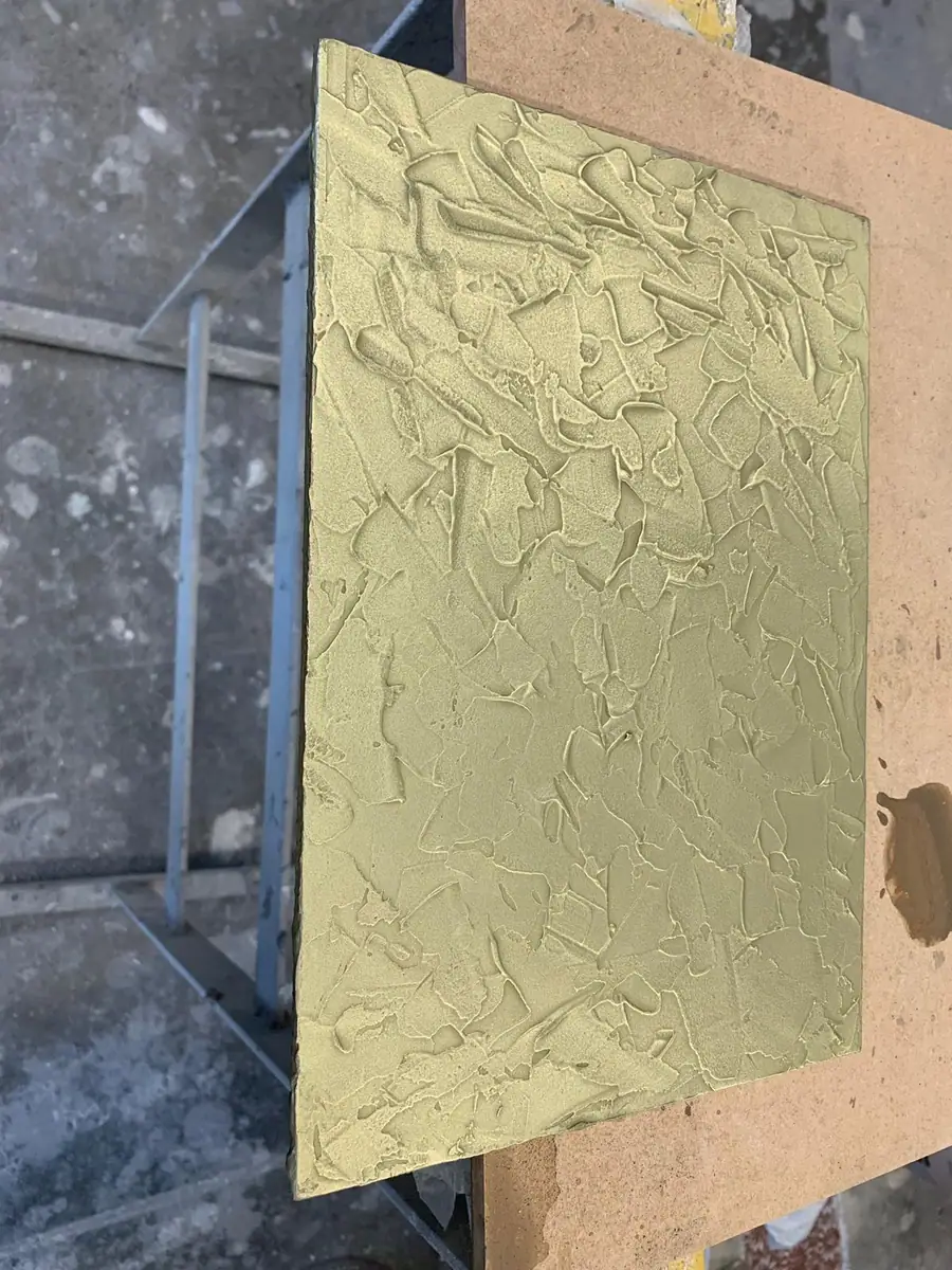 Musterplatte mit feiner Wellenstruktur in Goldgrün