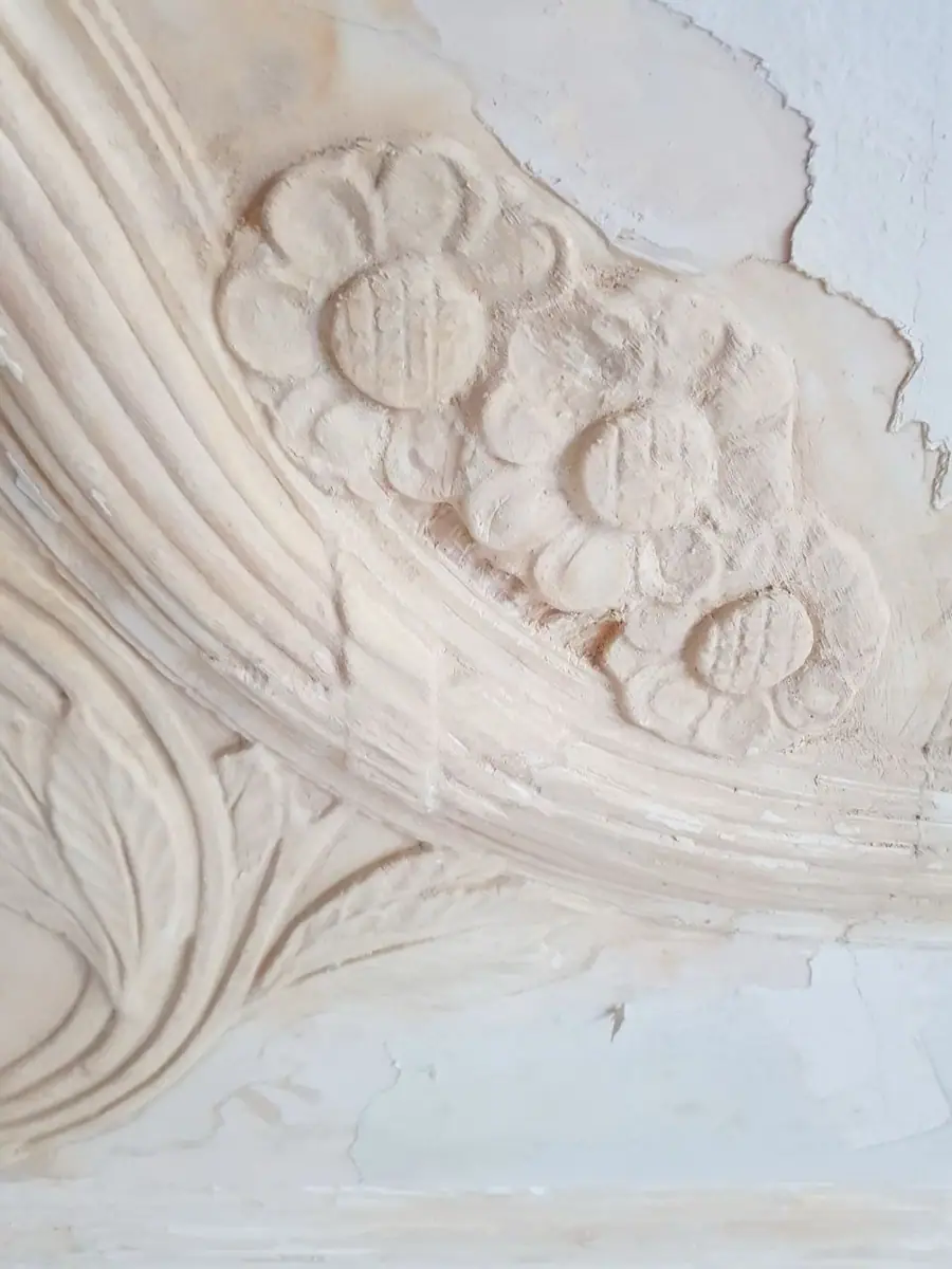 Stuckecke mit Ornament an einer Altbaudecke