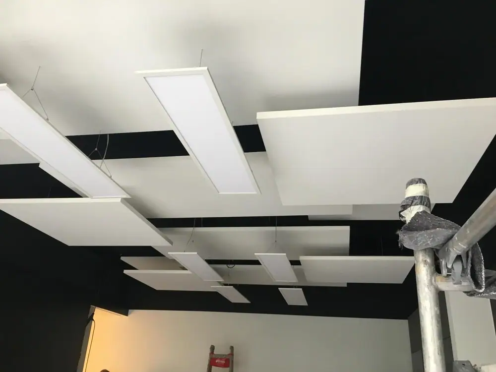 Abgehängte weiße Deckensegel vor dunkler Decke