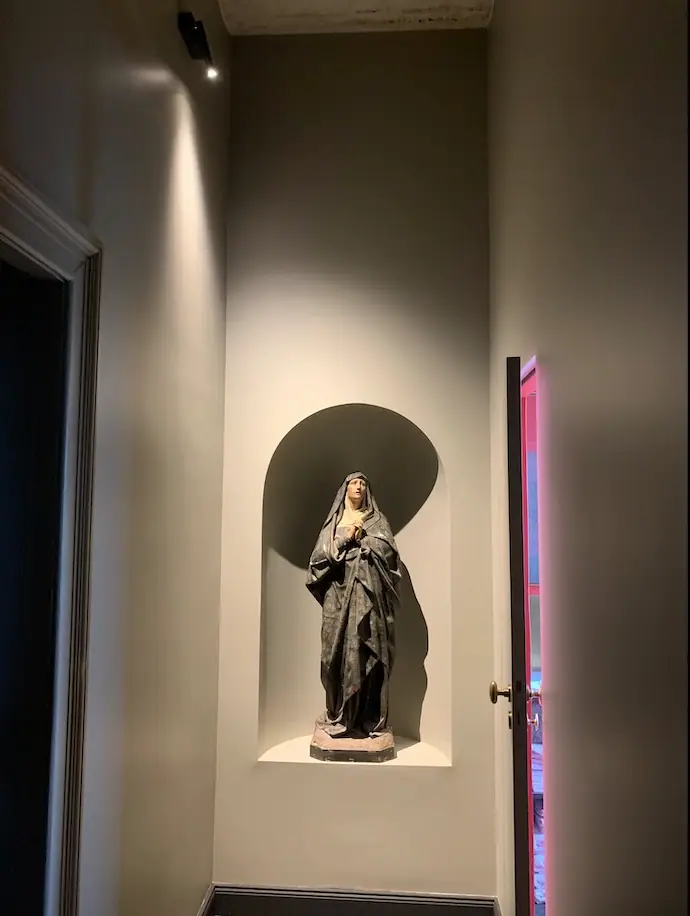 Wandnische mit Skulptur und indirekter Beleuchtung