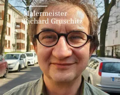 Malermeister Richard Gruschitz vor dem Firmenfahrzeug in Berlin