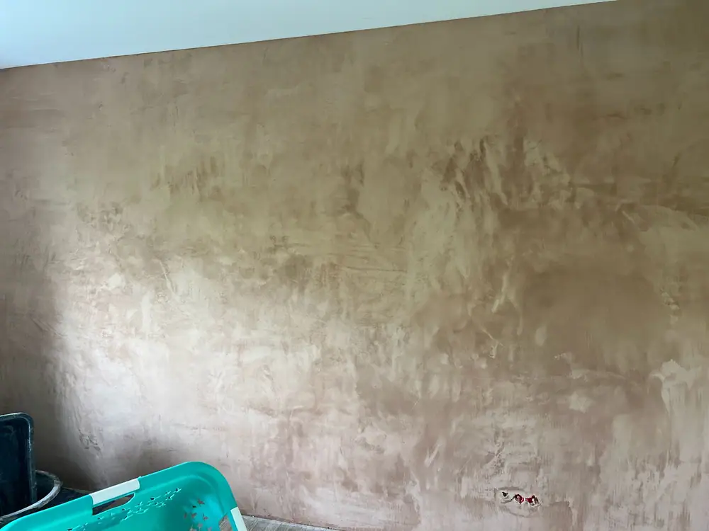 Fertige Wand in Spachteltechnik in hellem Sandbeige