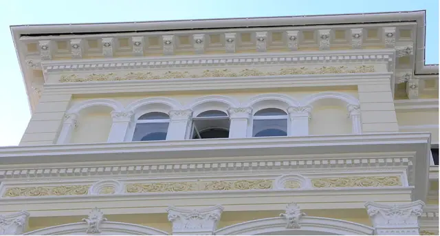 Altbaufassade mit Stuckgesimsen nach der Sanierung